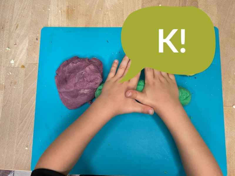 Kind knetet