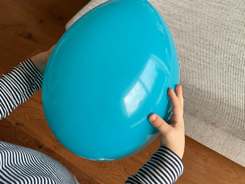 Mit einem Luftballon logopädische Übungen machen